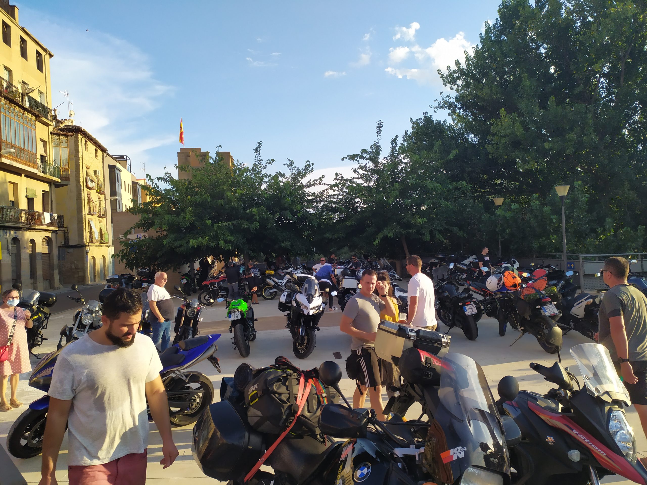 Muchos aficionados se han trasladado a Alcañiz después de terminar la jornada deportiva. /Laura Martínez