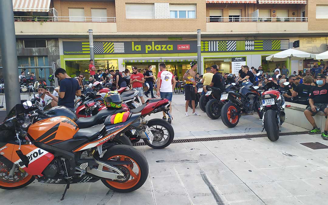 Las motos han tomado las calles y plazas de Alcañiz. /Laura Martínez