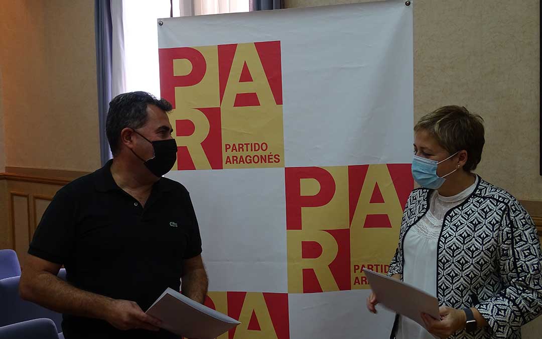 Los concejales del PAR Eduardo Orrios y Berta Zapater. /L.M.Pallás