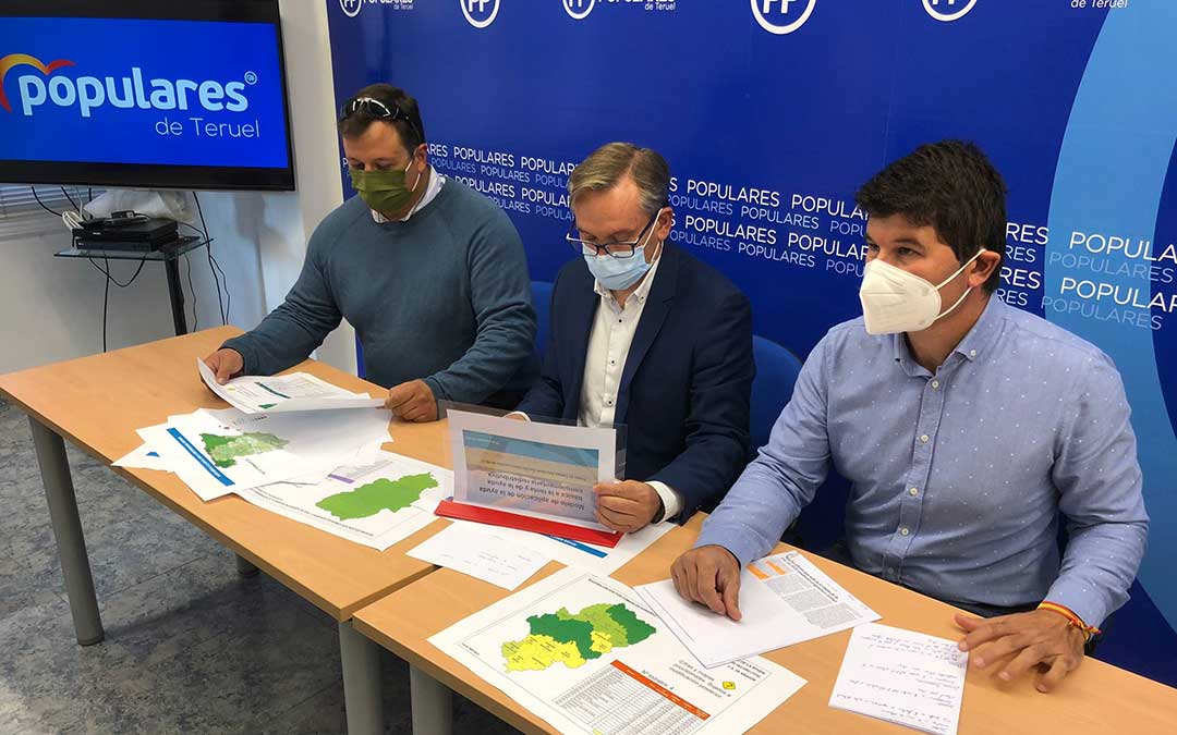 El líder del PP de Teruel, Joaquín Juste, con Miguel Ángel Navarro, miembro del Comité de Dirección, y Carlos López, vicesecretario de Agricultura. / PP Teruel