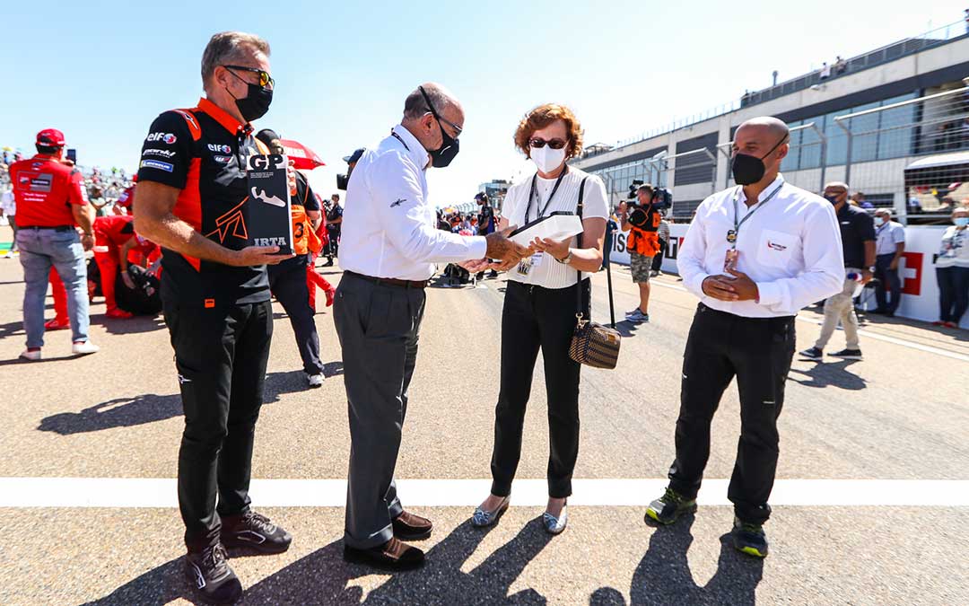 Pilar Molinero recibe de Carmelo Ezpeleta el reconocimiento otorgado por la Asociación de Equipos de MotoGP al circuito alcañizano. / Carlos Casimiro-Motorland