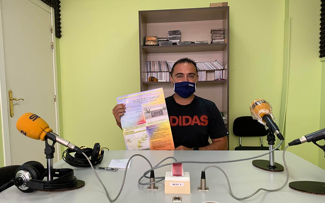 David López, director del Centro Educativo para Adultos en Caspe, en Radio Caspe / Eduard Peralta