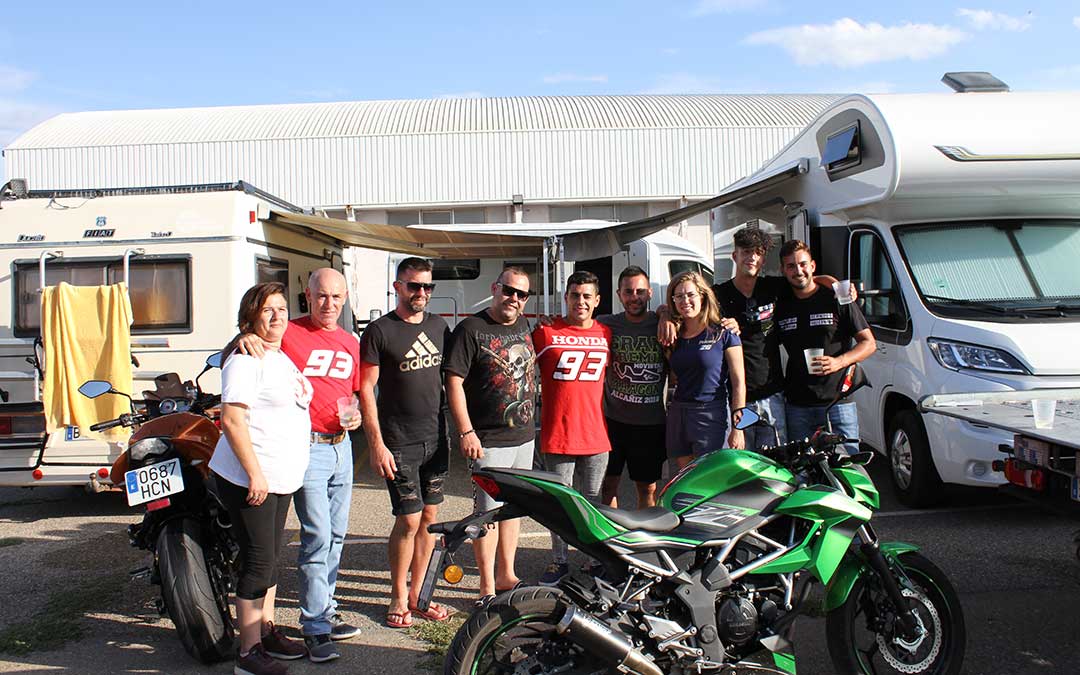 Yolanda ha venido con un grupo de amigos desde Murcia y dormirán por primera vez fuera del camping del circuito. /Laura Martínez