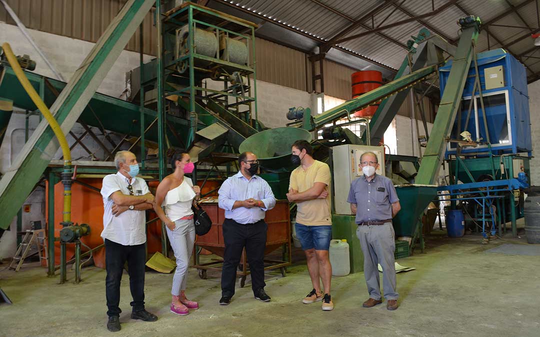 Alberto Izquierdo, centro, junto al alcalde de Valdealgorfa Ángel Antolín, la diputada Esther Peirat, y responsables de la empresa./DPT