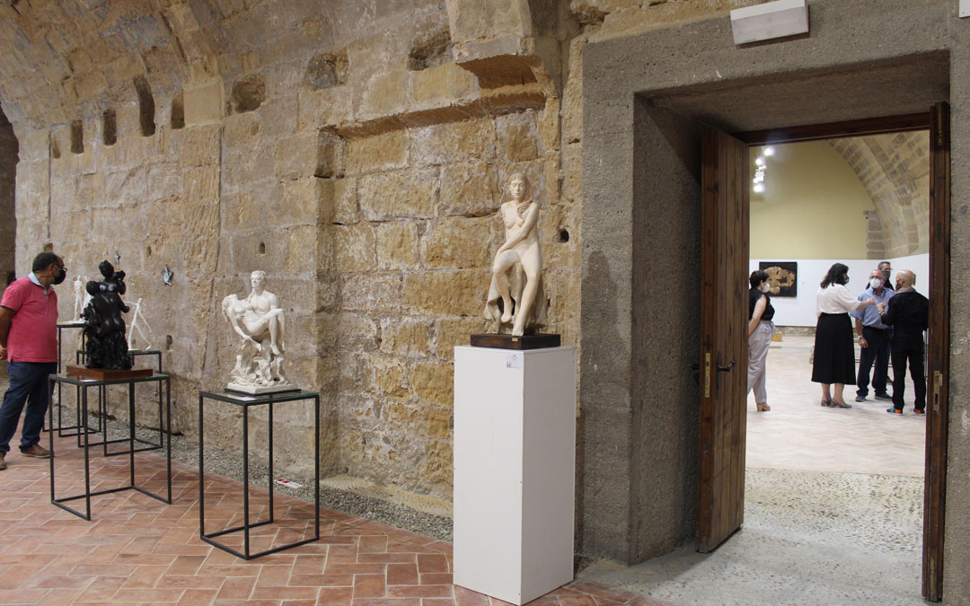 Exposición del ICRE en el Castillo de Albalate del Arzobispo. Junto a la puerta, las esculturas de David Centelles y Mony Núñez. / B. Severino