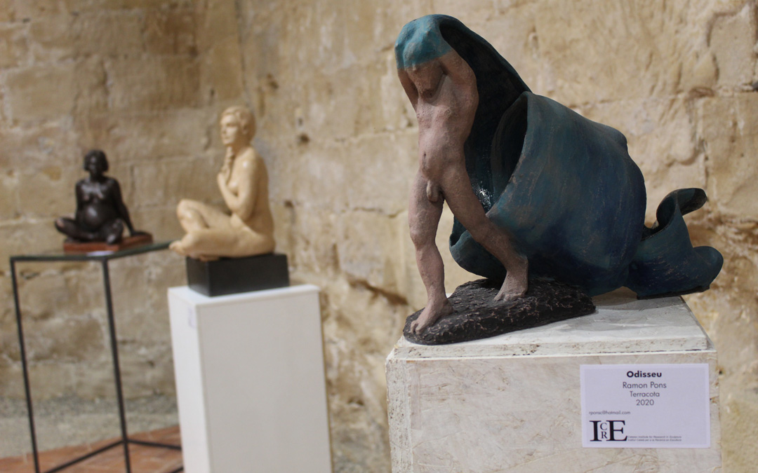 Exposición del ICRE en el Castillo de Albalate del Arzobispo. Obras de Ramón Pons, en primer término, y de Anna López Roger. / B. Severino
