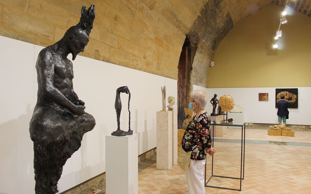 Exposición del ICRE en el Castillo de Albalate del Arzobispo. El imponente 'Meditador', de Abel Pruñonosa, vigila una de las salas. / B. Severino