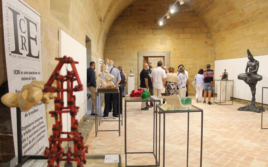 Exposición del ICRE en el Castillo de Albalate del Arzobispo. En el centro, las dos obras de Joaquín Hernández, 'Maternitat' y 'Júlia'. / B. Severino