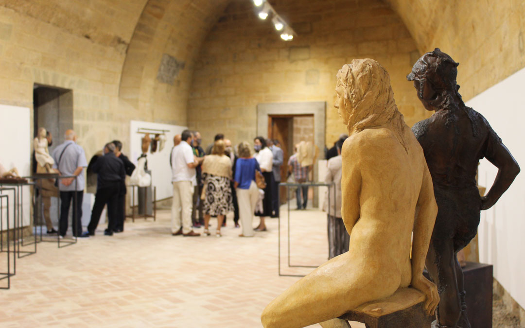 Exposición del ICRE en el Castillo de Albalate del Arzobispo. Las obras de Nuri Bofill, de espaldas. / B. Severino