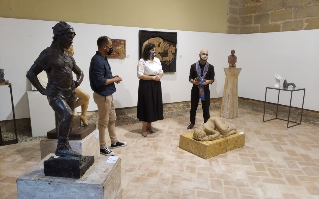 Inauguración de la exposición del ICRE con Jorge Egea como presidente, acompañado del coordinador de la muestra, Santiago Martínez -izda.- y la alcaldesa, Isabel Arnas. / Alfredo Martínez - Albalate Turístico