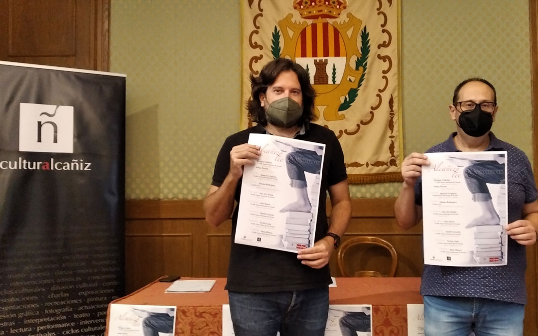 El concejal de Cultural, Jorge Abril, y el técnico del área, David Arrufat, en la presentación de Alcañiz Lee. / B. Severino