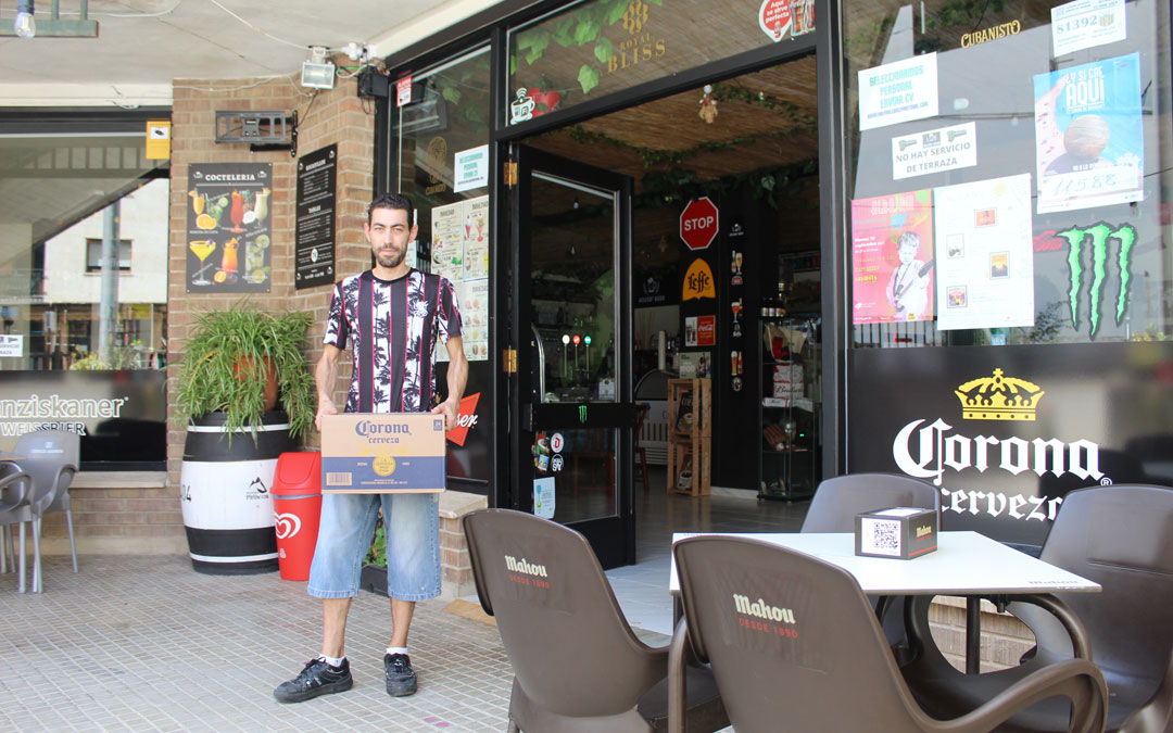 Alfred Giménez, responsable del House’s Beer de Alcañiz, con preparativos. La terraza se quedará como está ya que no admite ampliación y se colocará una barra en la puerta para atender desde ahí y evitar el paso al interior. / B. Severino