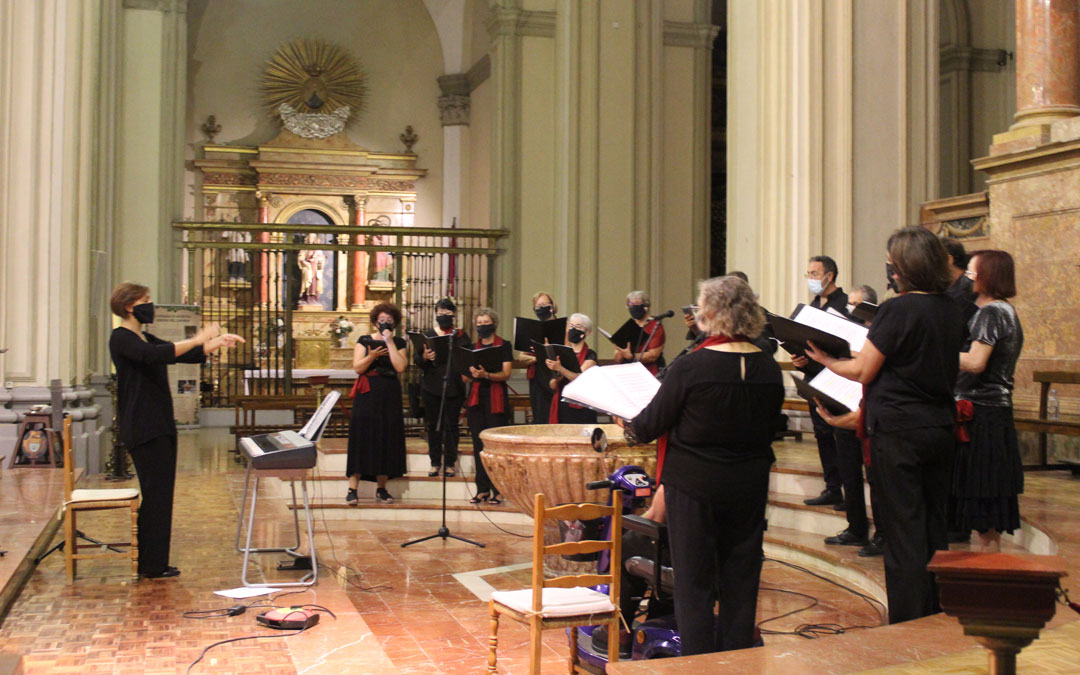 El Coro de la Unión Musical Nuestra Señora de los Pueyos cantó en la misa por el Santo Ángel Custodio. / B. Severino