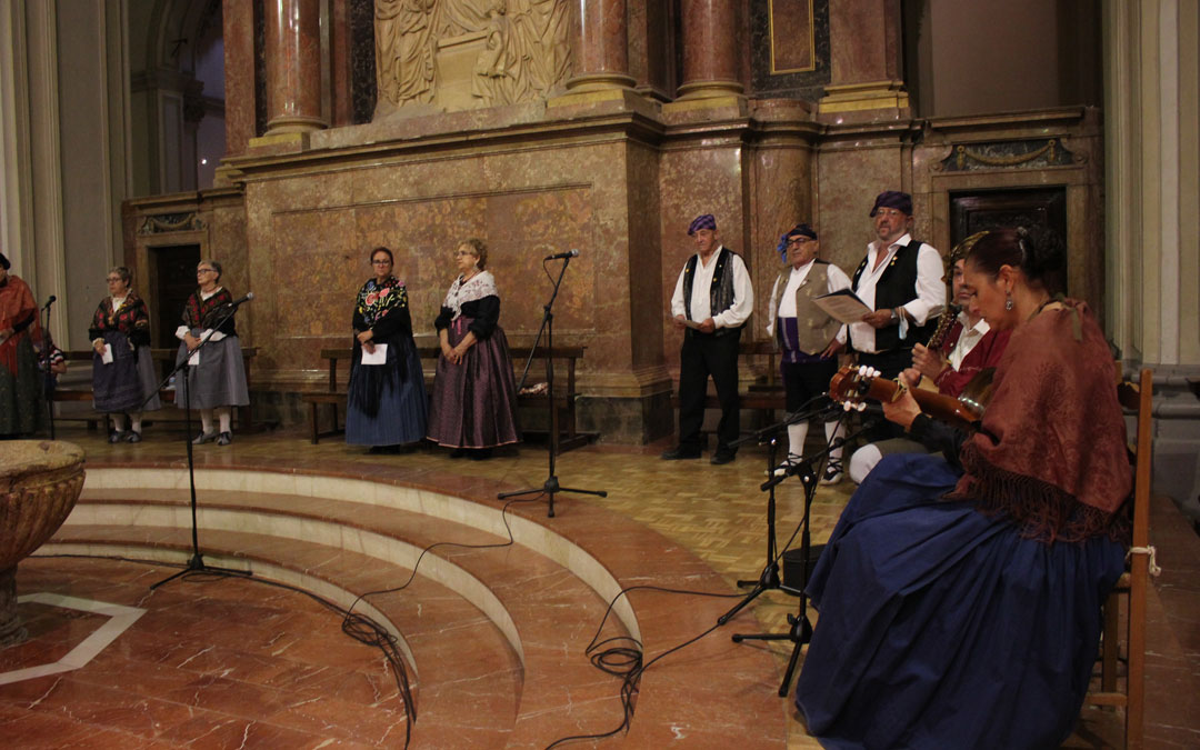 El Cachirulo Teresa Salvo se encargó de la misa cantada por la Virgen de Pueyos. / L. Castel