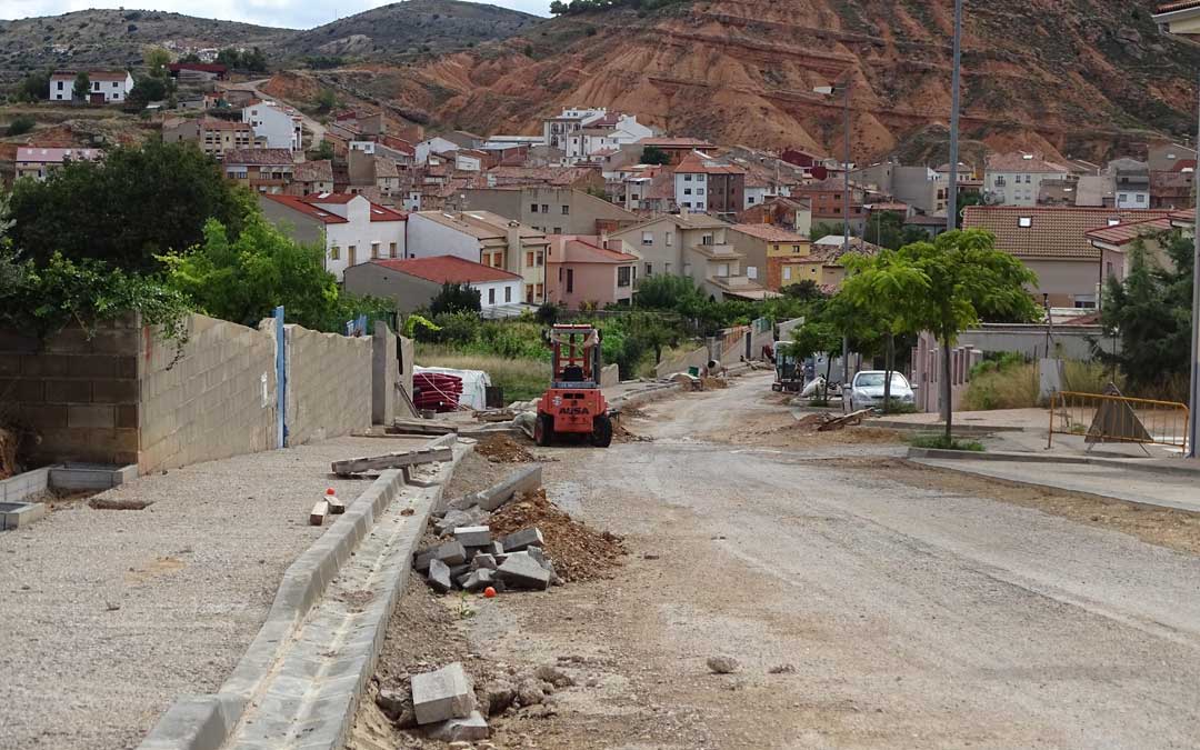 El próximo paso será el embaldosado de aceras. / Ayto. Alcorisa