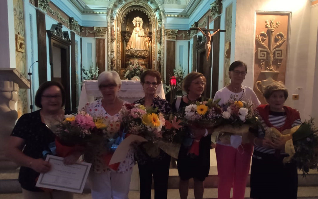 Las seis socias homenajeadas posan delante de la Virgen de Pueyos. Foto. E.I.