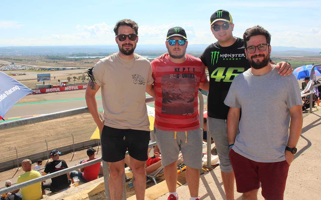 Grupo de amigos llegados de Madrid para ver el GP de Aragón / L. Castel