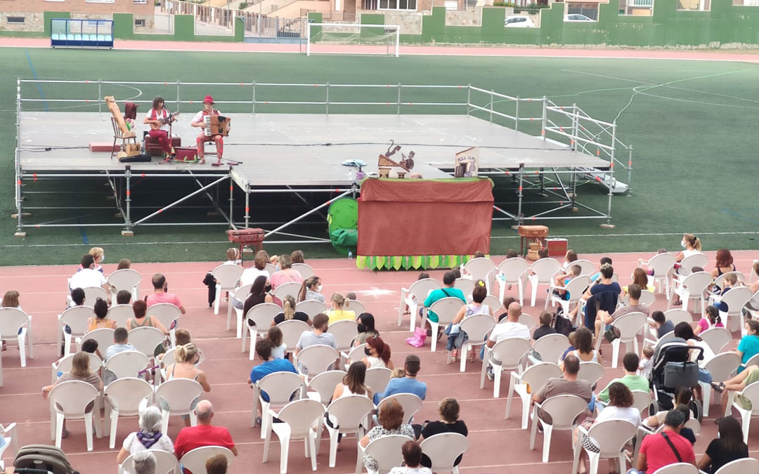 Una de las primeras actuaciones infantiles que tuvieron lugar en la pista de atletismo. / Ayto. Andorra