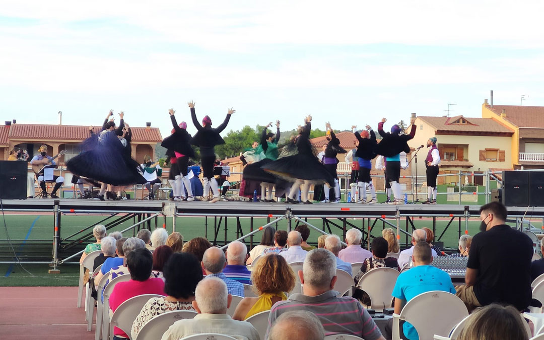 La Asociación Cultural ‘Ciudad de los Amantes’ durante una presentación de jotas en las pistas de atletismo de Andorra. / Ayto. Andorra