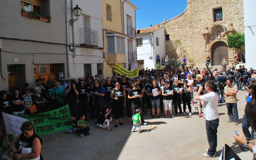 En primera fila entonando el cántico de la reivindicación minera en Ariño en mayo de 2012. / María Quílez