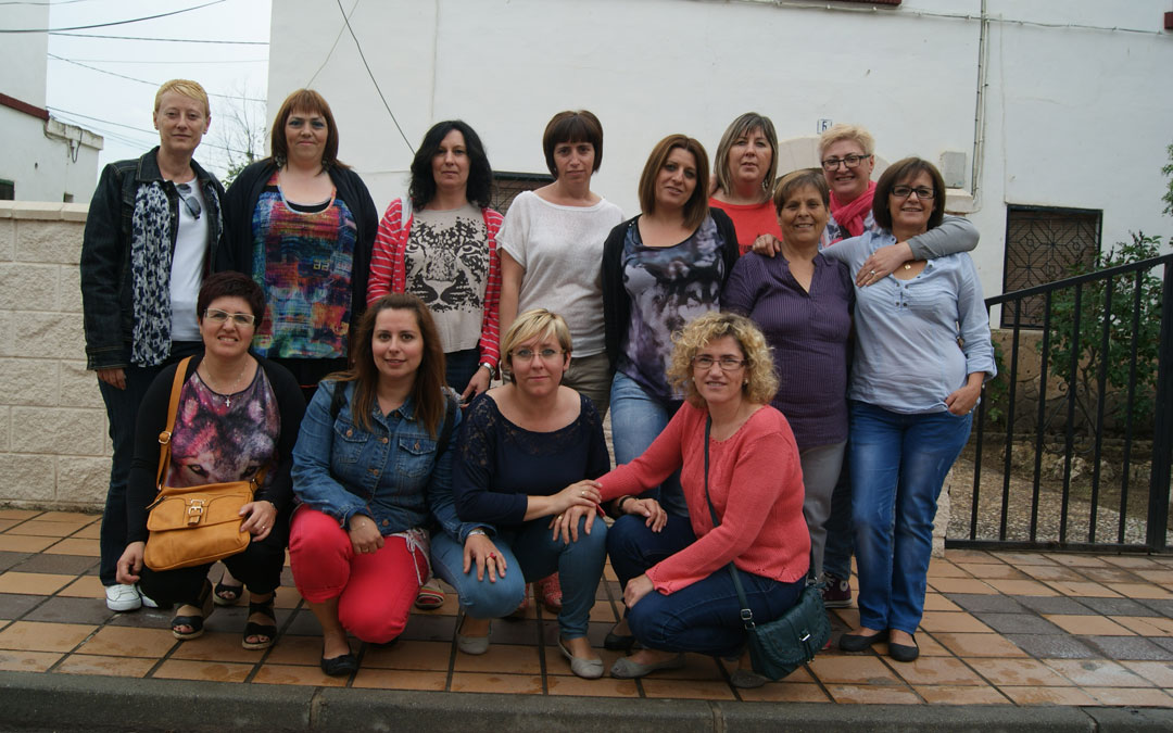 Foto de familia de parte de las precursoras de las Mujeres del Carbón de Aragón. Marina aparece abrazada por Mª Ángeles Manzano. / B. Severino
