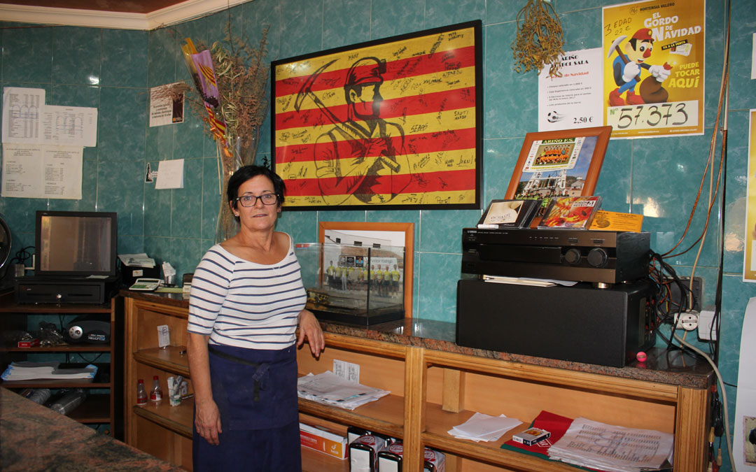 Marina Cueto en 2016 su hostal con la bandera que tantas veces llevó en las reivindicaciones. /María Quílez