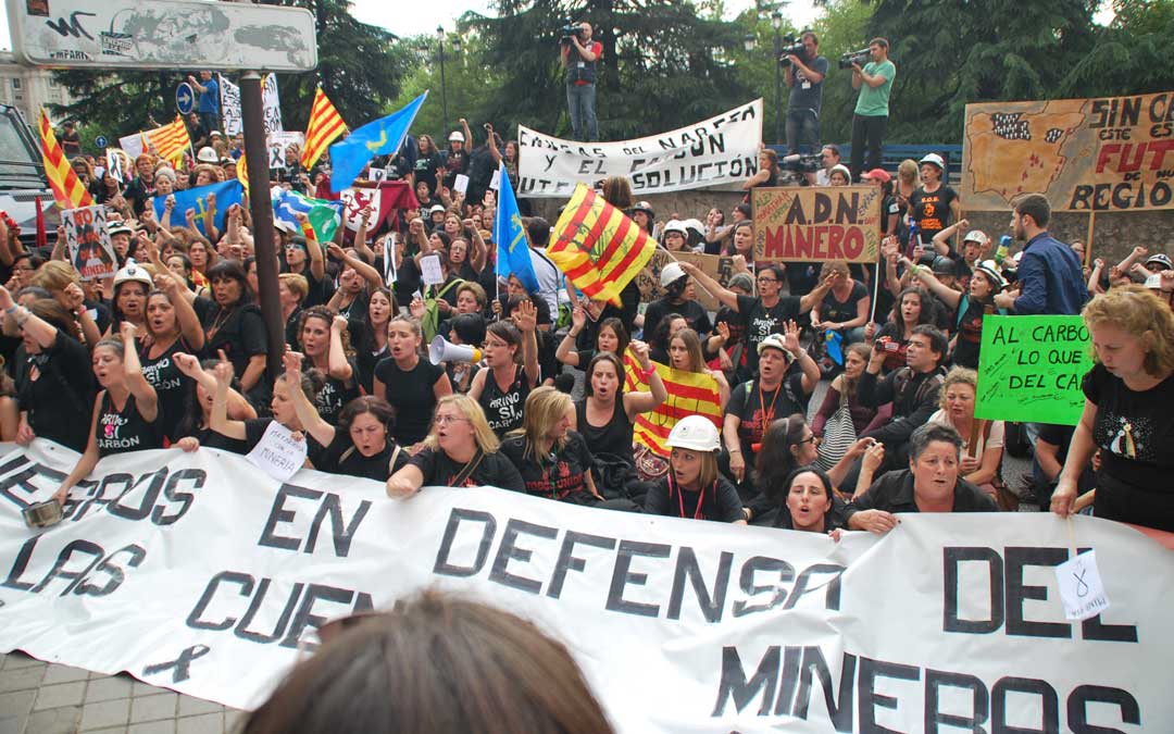 Cueto, entre la multitud empuñando su bandera ante el Senado en 2012. / María Quílez