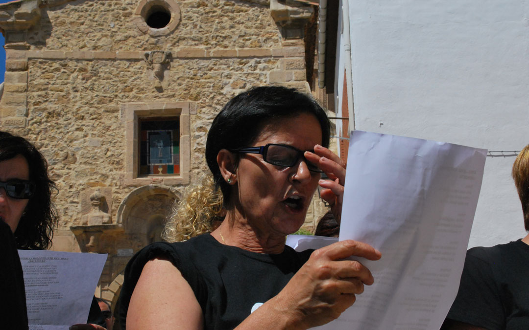 En primera fila entonando el cántico de la reivindicación minera en Ariño en mayo de 2012. / María Quílez