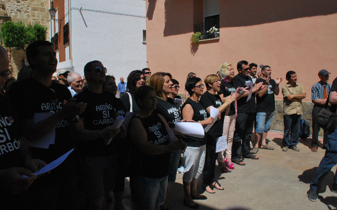En primera fila entonando el cántico de la reivindicación minera en Ariño en mayo de 2012. / María Quílez