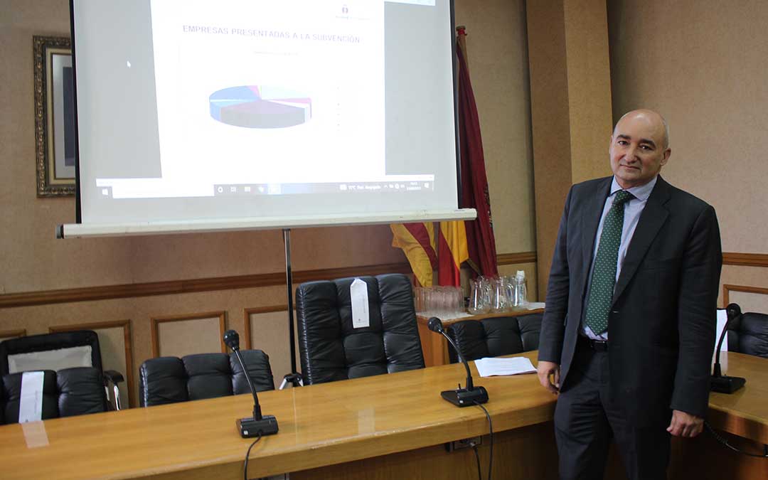 El teniente alcalde, Baigorri, presentando el balance de los programas al sector productivo de Alcañiz este jueves / L. Castel