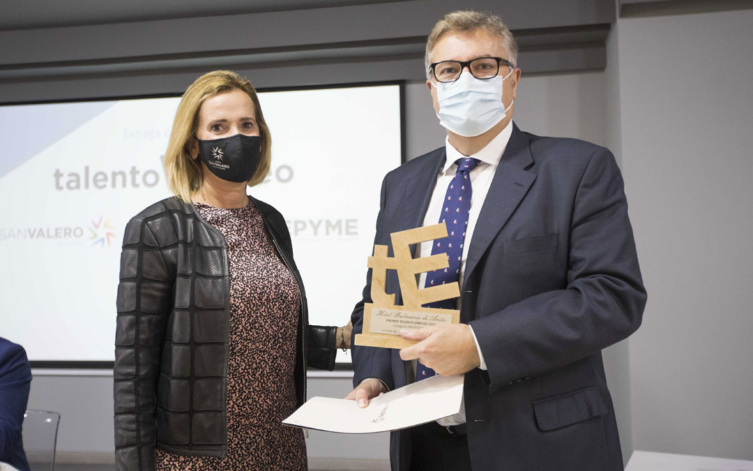 El gerente del Balneario de Ariño, Pedro Villanueva, recoge el premio 'Talento Empleo Aragón' de manos de Pilar Andrade, vicepresidenta del Grupo San Valero. / L.C.