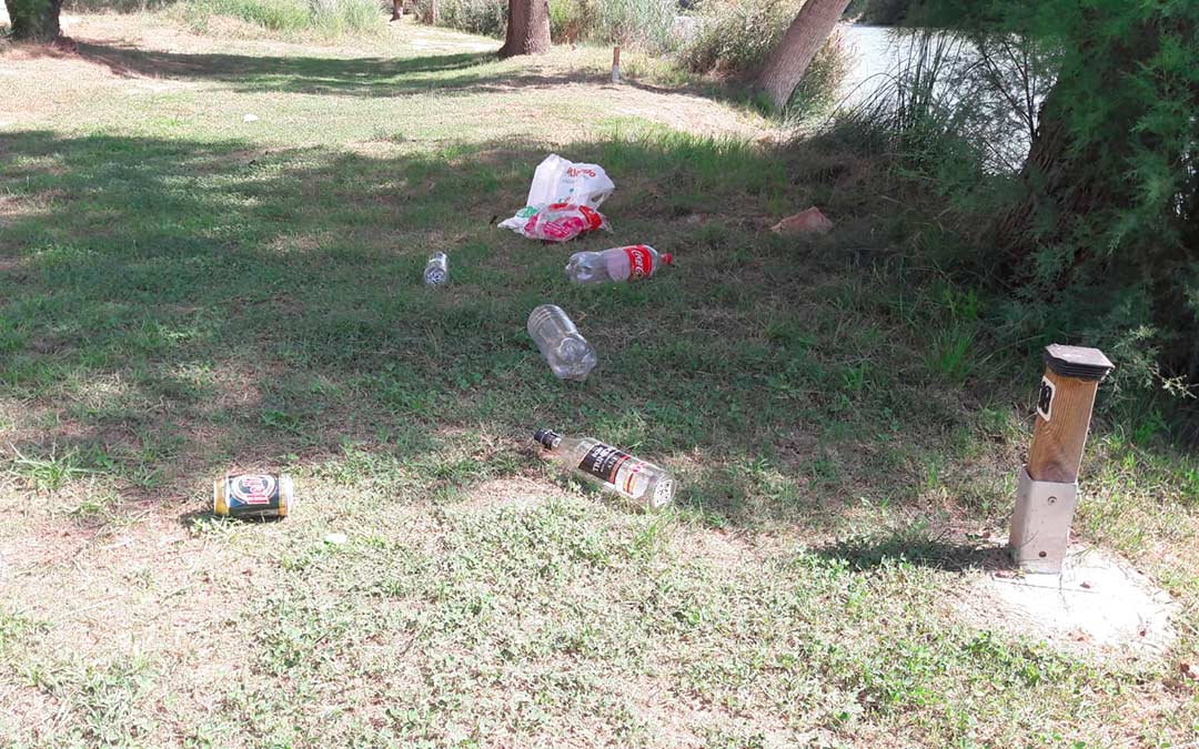Los asistentes a laRestos del macrobotellón en La Badina./ L.C. macro fiesta no no dudaron en reventar el candado de la valla que da acceso./ L.C.