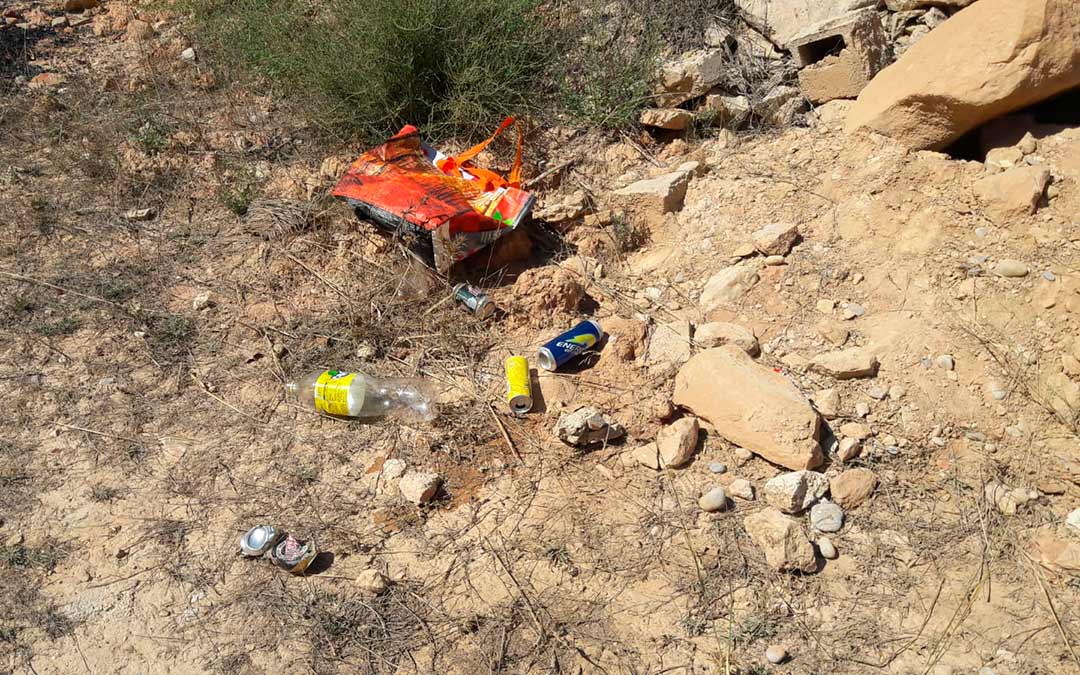 Restos del macrobotellón en Cabeza del Cuervo./ L.C.