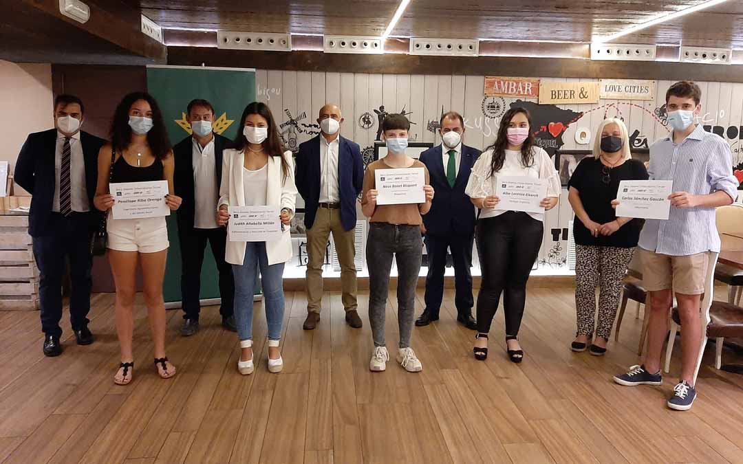 Foto de familia de los cinco alumnos junto a los directores y gerentes de las empresas impulsoras de la beca.