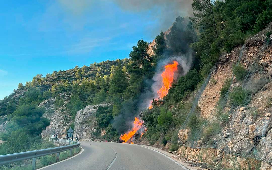 El accidente ha provocado un pequeño incendio en la vegetación junto a la carretera de Beceite / La Comarca