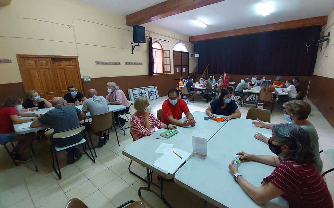 La organización estableció 4 mesas DAFO a través de las cuales los participantes fueron rotando. J.L.