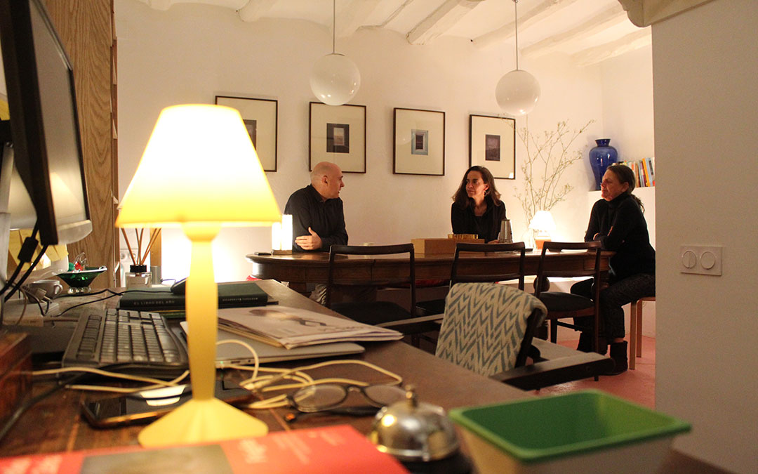 Luis Pérez Leal, Patricia Beatriz Colombo y María Ruiz, charlando en una de las cálidas estancias de La Casa de Belmonte. / B. Severino
