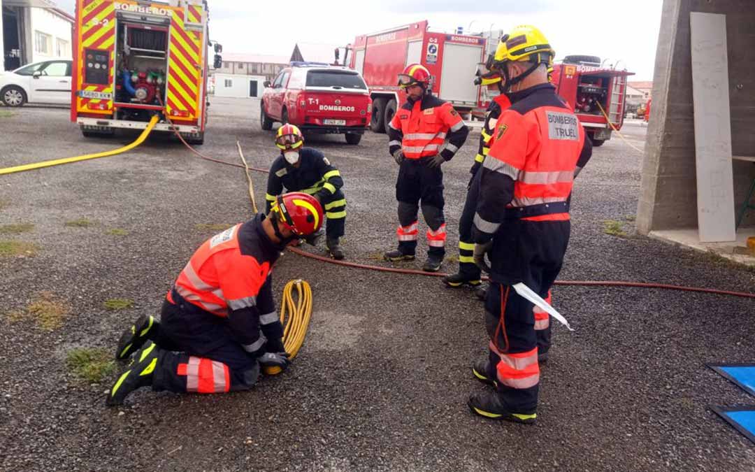 Formación en incendios estructurales utilizando una torre de prácticas./DPT