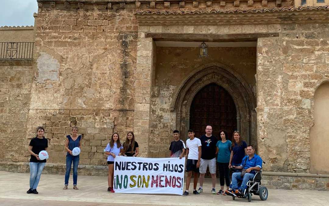 Vecinos de Bordón protestan por la falta de transporte escolar./ L.C.