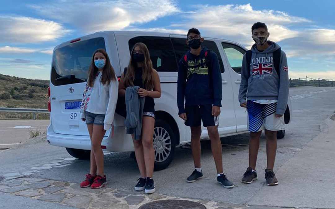 Los 4 alumnos de Bordón cuentan ya con un servicio de taxi que les lleva hasta el IES Segundo de Chomón de Cantavieja./ L.C.