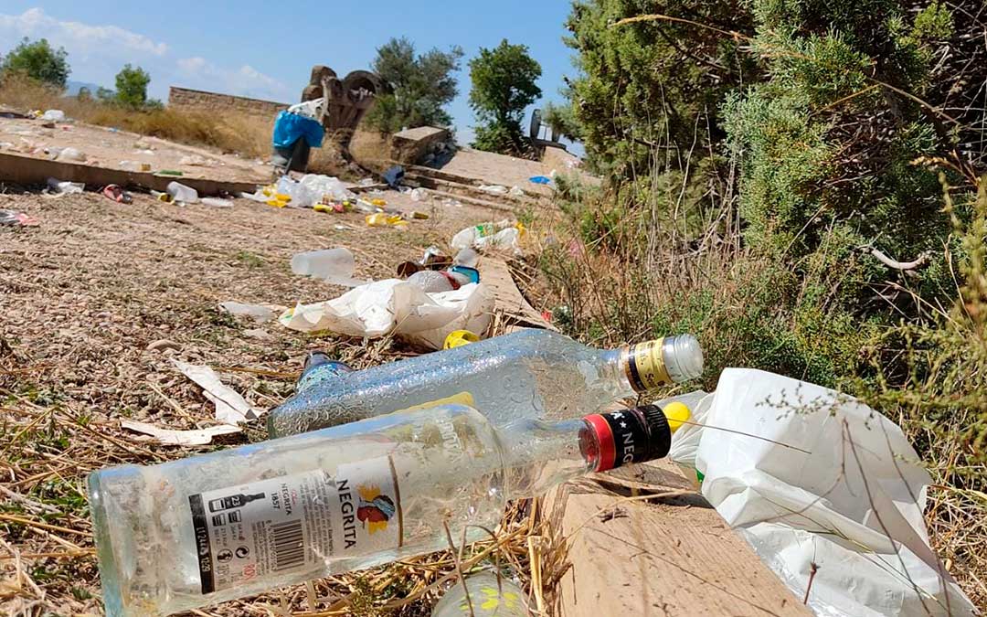 Restos del macrobotellón en el Cabezo del Cuervo./ E. D.