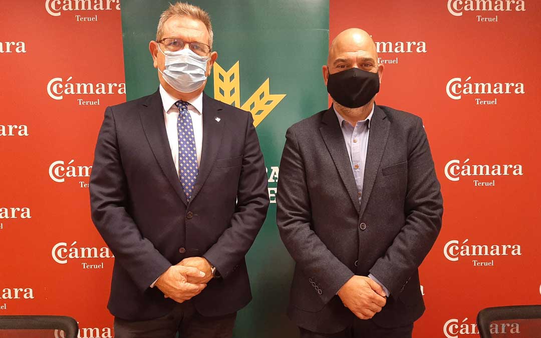 José Cuevas y Antonio Santa Isabel tras el acuerdo firmado en la mañana del jueves en Alcañiz. Foto. A.G.
