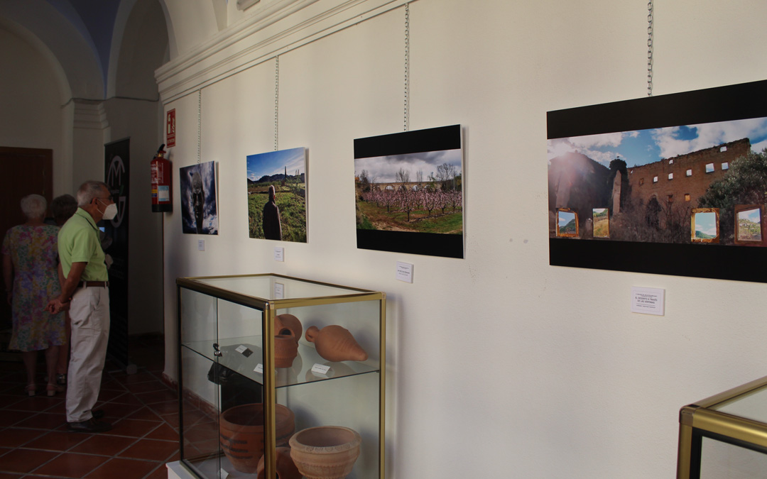 Exposición en el claustro de la Casa de Cultura de las fotografías concursantes en el segundo certamen. / B. Severino