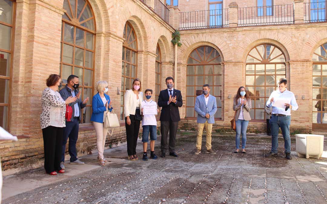 Entrega de premios del II Concurso de Fotografía. En este caso, Belmonte entregó el primer premio de la categoría Melocotón Embolsado a un jovencísimo Julián Borraz Aranega que concursó con la foto 'Paseo Nupcial'. / B. Severino