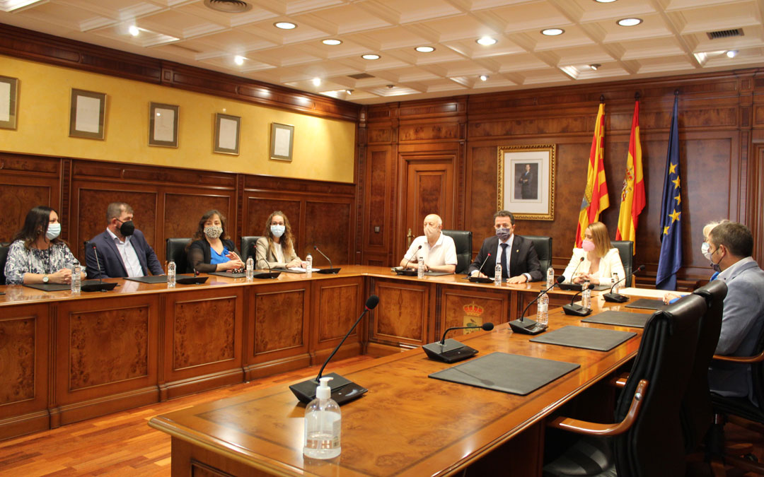Recepción por los ediles y el Juez de Paz en el ayuntamiento. / B. Severino