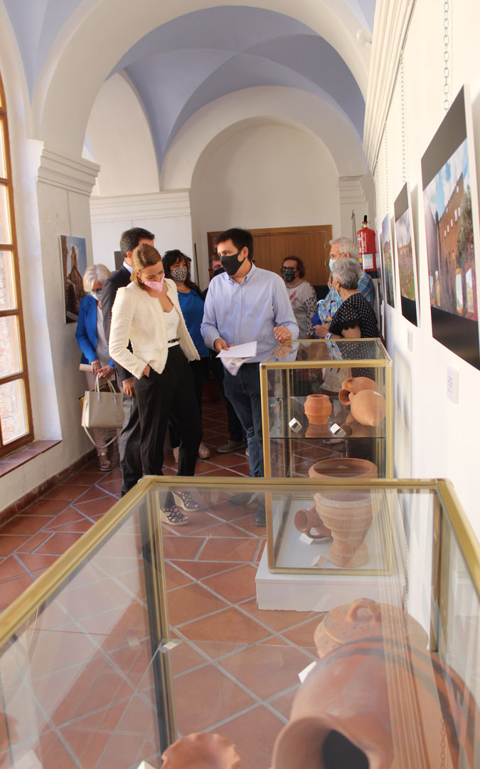 El técnico de Cultura, Francisco Aparicio, guió a Belmonte por la exposición de fotografía en el Claustro de la Casa de Cultura. / B. Severino