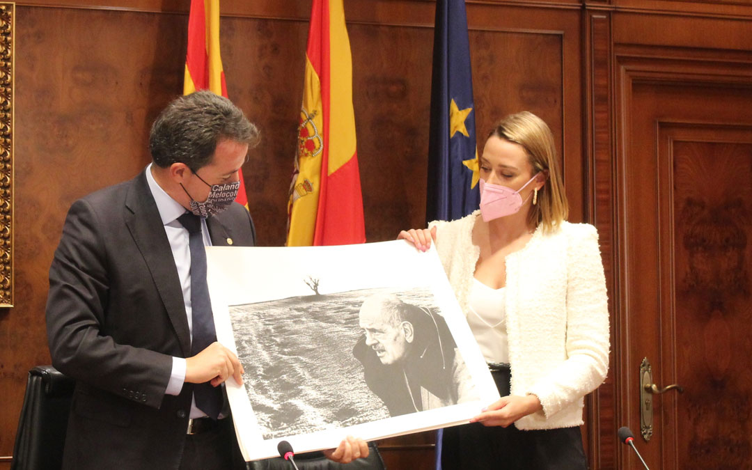 Entrega de una lámina alusiva a Luis Buñuel. / B. Severino