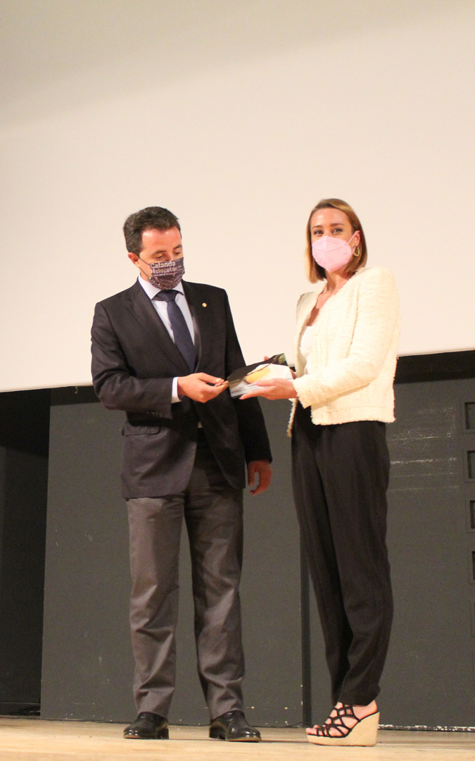 El alcalde, Alberto Herrero, entrega a Mireia Belmonte el II Galardón Melocotón Embolsado de Oro. / B. Severino