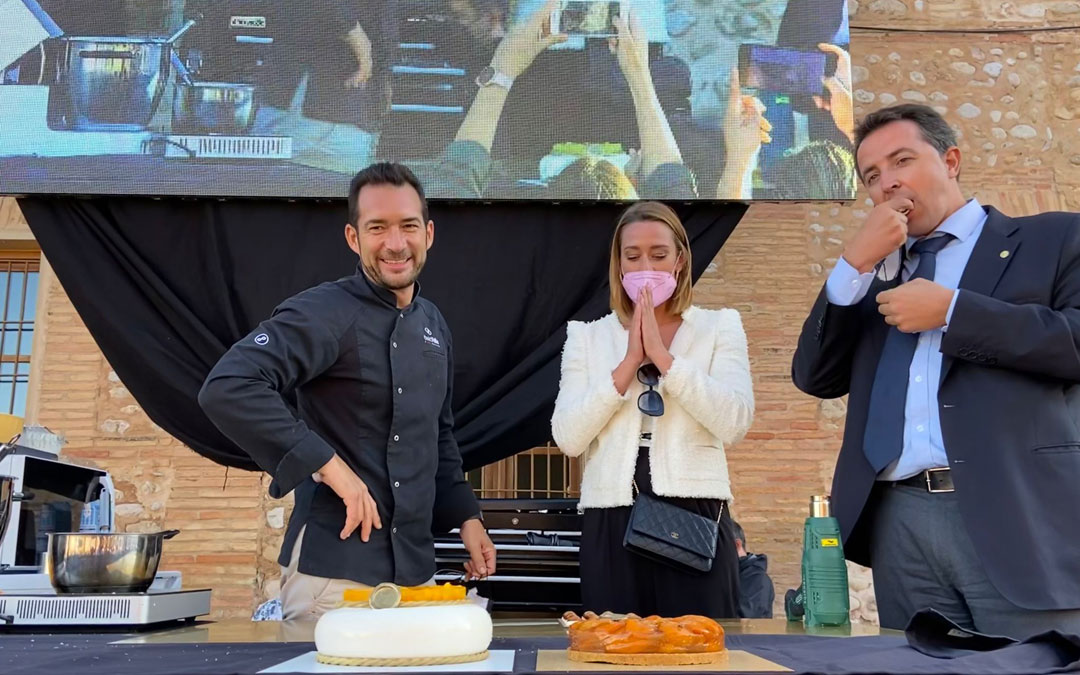 Belmonte y Herrero, degustando la receta del maestro chocolatero David Pallás. / Alicia Martín
