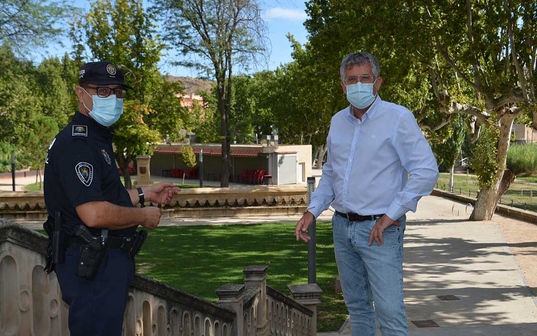 El jefe de la Policía Local, Pedro Obón; y el concejal de Seguridad, Kiko Lahoz / Ayto. Alcañiz